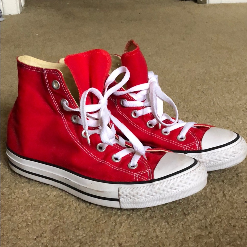 Barely worn red converse Size : 8